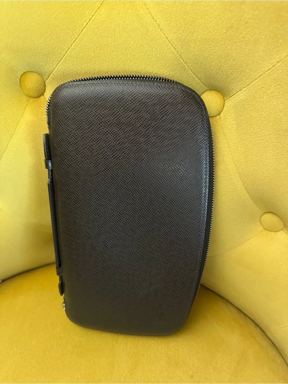 Louis Vuitton Taiga Brown Zip Around Travel Wallet - Authentic - Picture 1 of 9